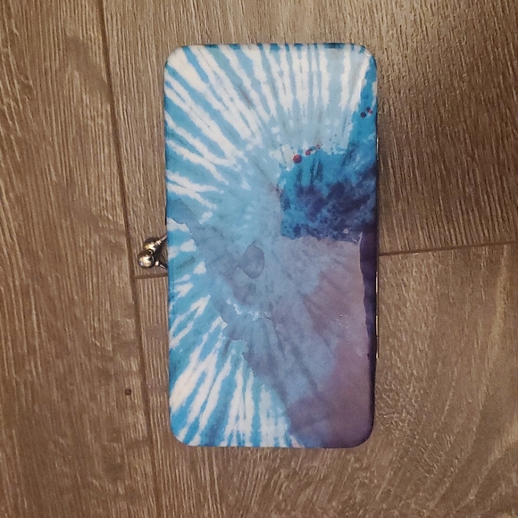 💙 Disney Loungefly Lilo & Stitch Tie Dye Kisslock Hinge Wallet - Picture 5 of 9